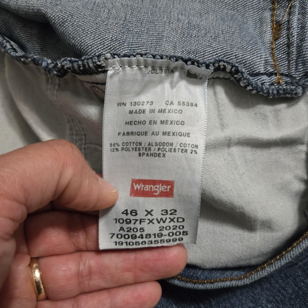 Wrangler Jeans Mens 46x32 Blue Relaxed Straight Denim Stretch Medium Wash Casual - Picture 5 of 8